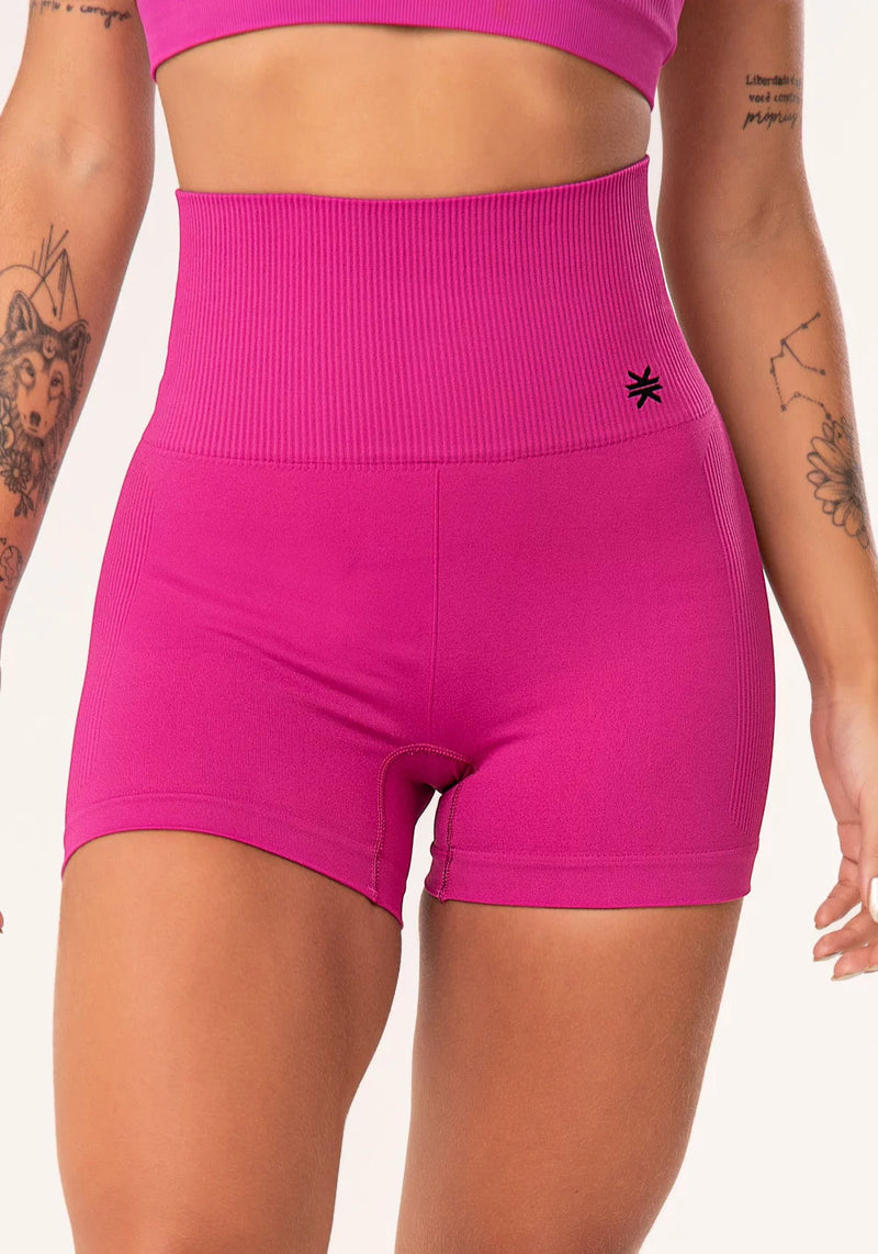 SHORT FITNESS FEMININO FÚCSIA COM RECORTE CANELADO SEAMLESS