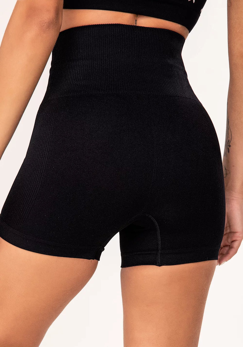 SHORT FITNESS FEMININO PRETO COM RECORTE CANELADO SEAMLESS