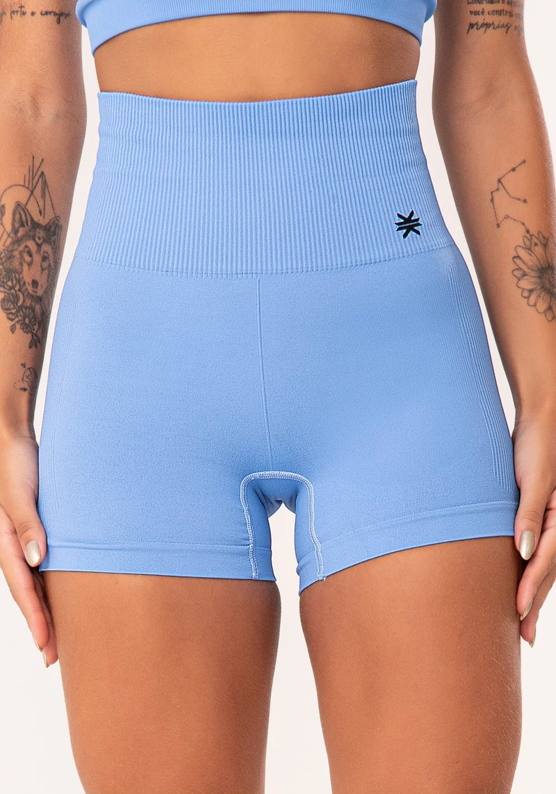 SHORT FITNESS FEMININO AZUL CLARO COM RECORTE CANELADO SEAMLESS